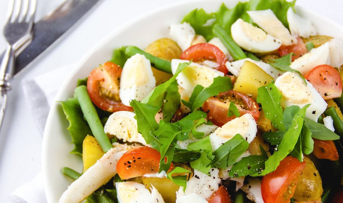 Suitsukalaga salat on mõnus värviline kõhutäis.