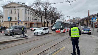 FOTOD | Tallinnas seiskas trammi ja auto kokkupõrge liikluse, inimene sai viga
