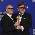 VIDEO | Oi, kui piinlik! 72-aastane Elton John püüdis auhinnagalal pilke ootamatu komistamisega