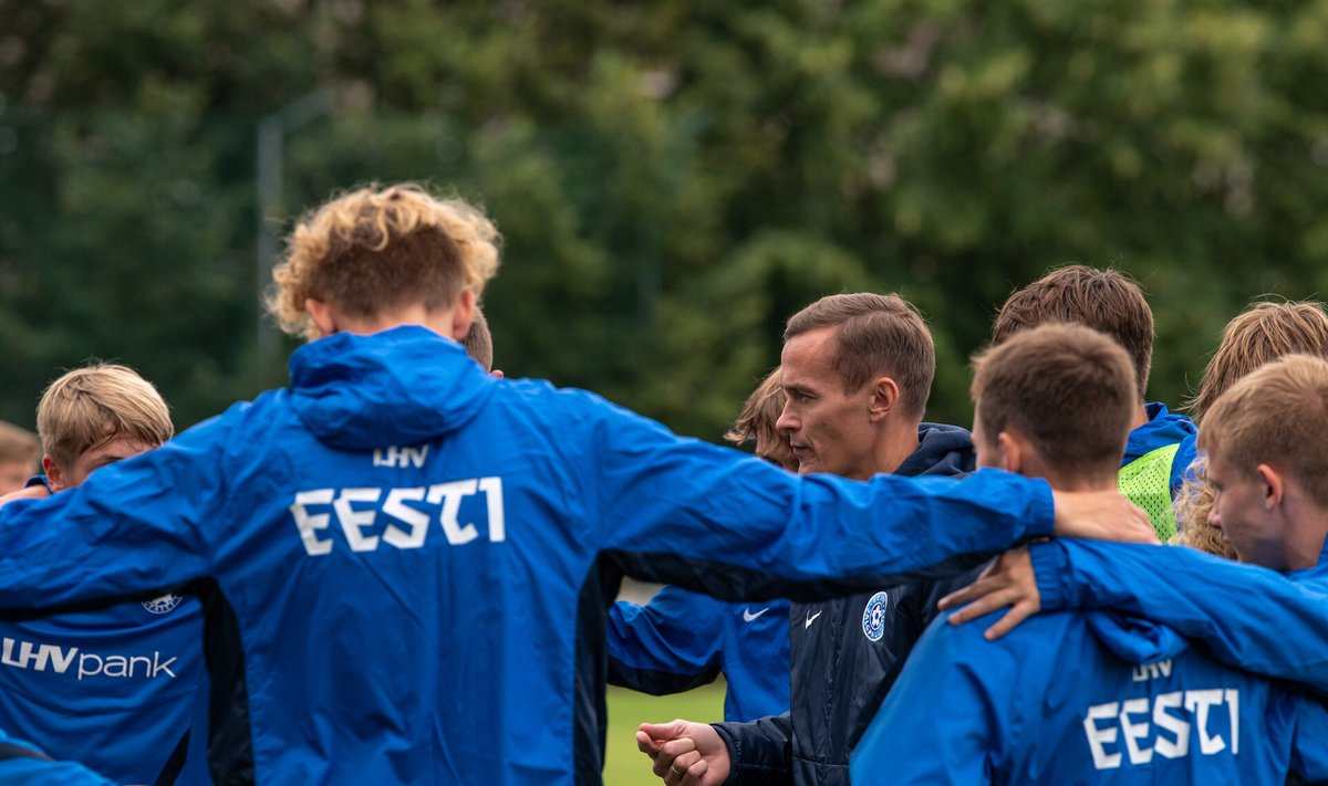 Eesti U19 koondis. Keskel peatreener Alo Bärengrub.