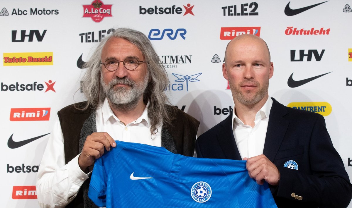 Jalgpalliliidu president Aivar Pohlak esitles koondise värske peatreenerina Karel Voolaidu.