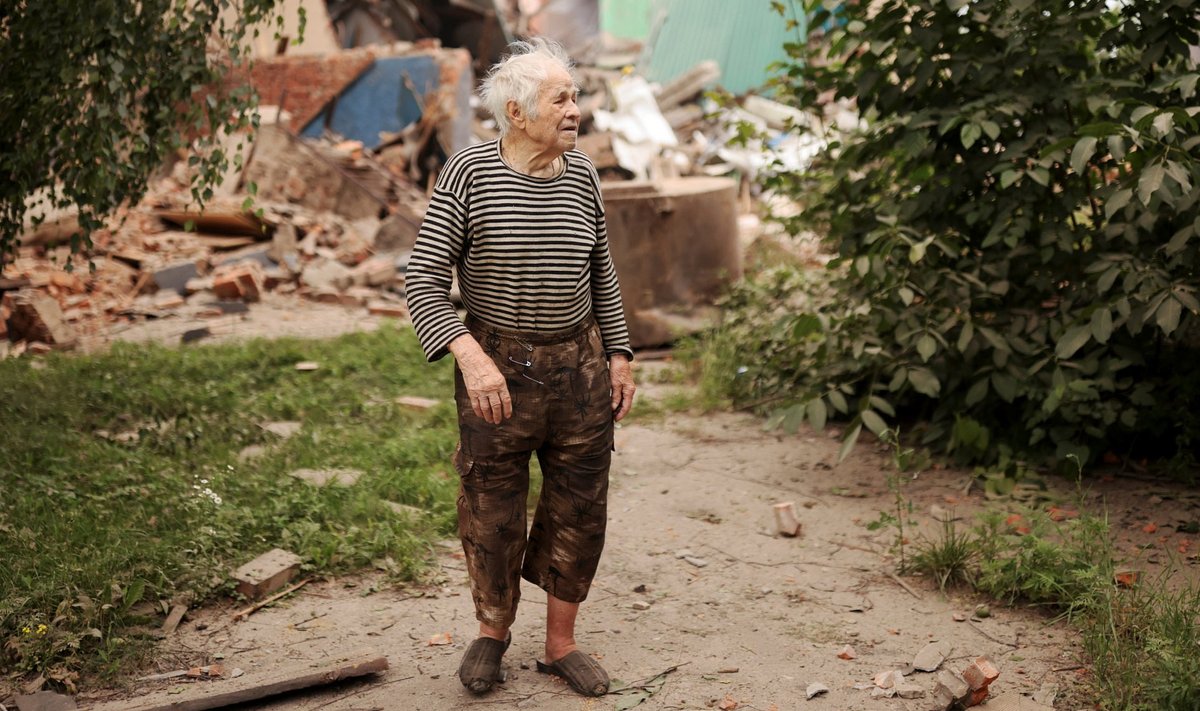 93-летний Владимир, житель небольшого города Чугуев в Харьковской области, возле разрушенного дома культуры.
