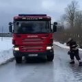 ВИДЕО | Эстонский спасатель в одиночку руками развернул пожарный грузовик