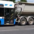 ВИДЕО | Троллейбус столкнулся с грузовиком у торгового центра Кристийне