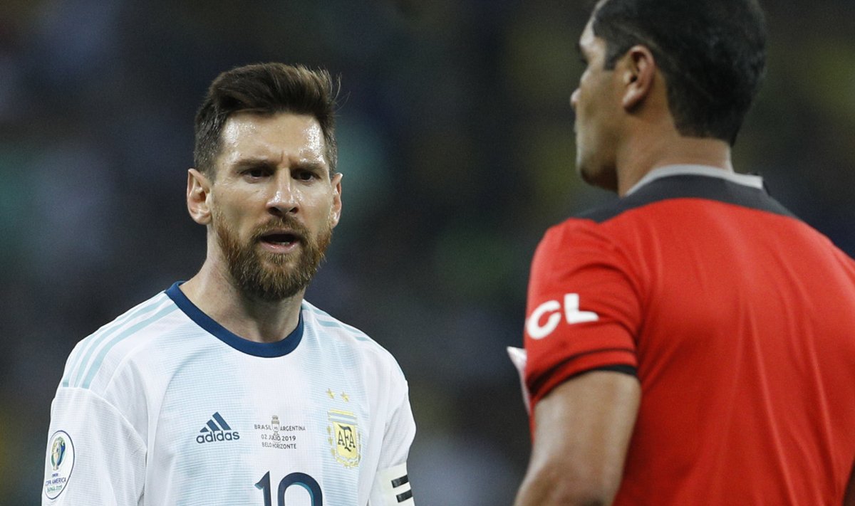 Lionel Messi ei olnud rahul kohtuniku tegutsemisega