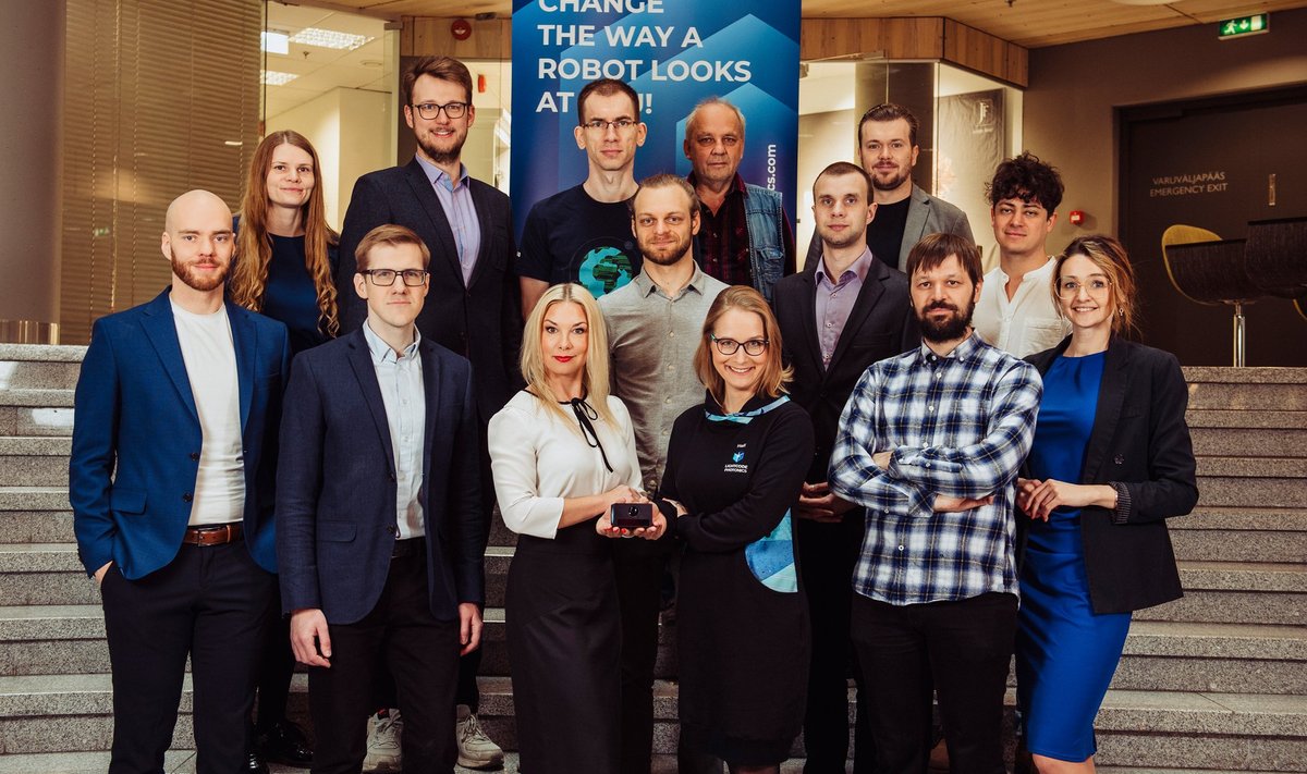 Osa Lightcode Photonicsi meeskonnast. Jan Bogdanov seisab vasakul ja Heli Valtna on all paremalt kolmas ning hoiab käes ülinutikat kaamerat.