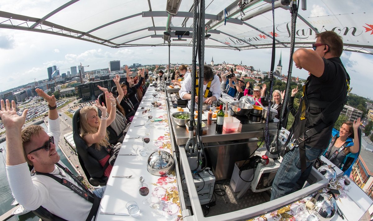 Dinner in the Sky on aastaid tõstnud inimesi Tallinna kohale nautima head sööki ja jooki.