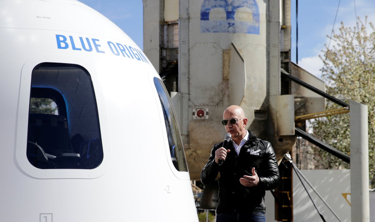 Jeff Bezos ja Blue Origini kosmosekapsel.
