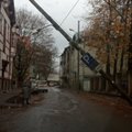 ФОТО | В центре Таллинна автомобиль врезался в фонарный столб. От самого худшего спасла линия электропередач