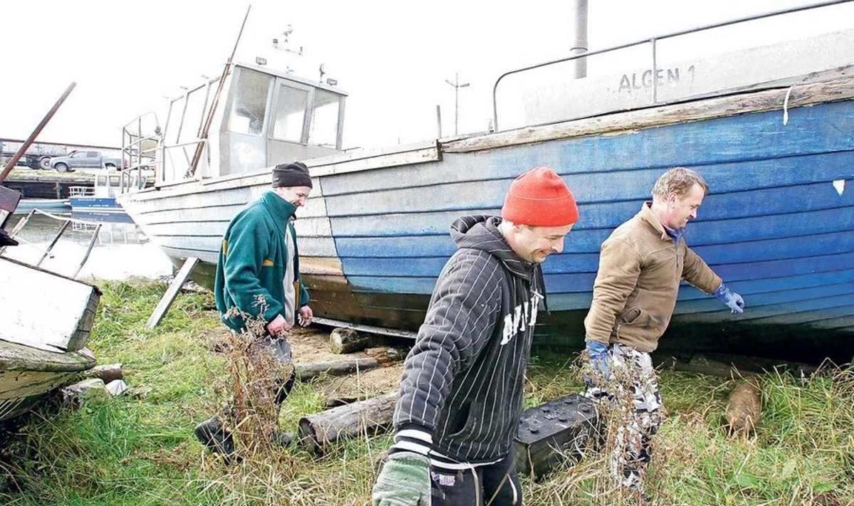 Kalurid vaatamata kvoodile kuival Kolkja sadamas: Sergei Aganitš ja Nikolai Aganitš võtavad kaldale tõmmatud laevalt aku maha, tagaplaanil Ivan Aganitš.