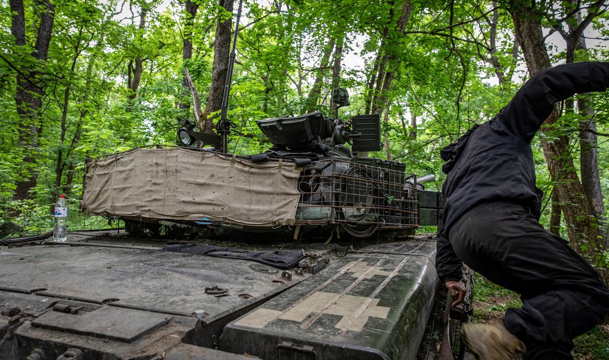 Ukraina tankimeeskonna liige Sergei sõjamasinalt maha hüppamas. Käsk on tulnud vahetada kaitsepositsiooni. Foto tehtud 19. mail Donetskis.