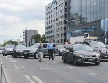Tallinna tänavapildis annavad tooni kallid maasturid. Riik leiab nüüd, et autode maksusoodustused tuleb lõpetada. 