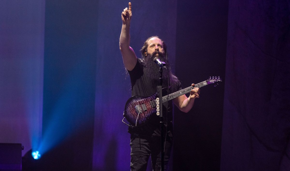 JOHN PETRUCCI: bändi üks põhimootoreid algusest peale.