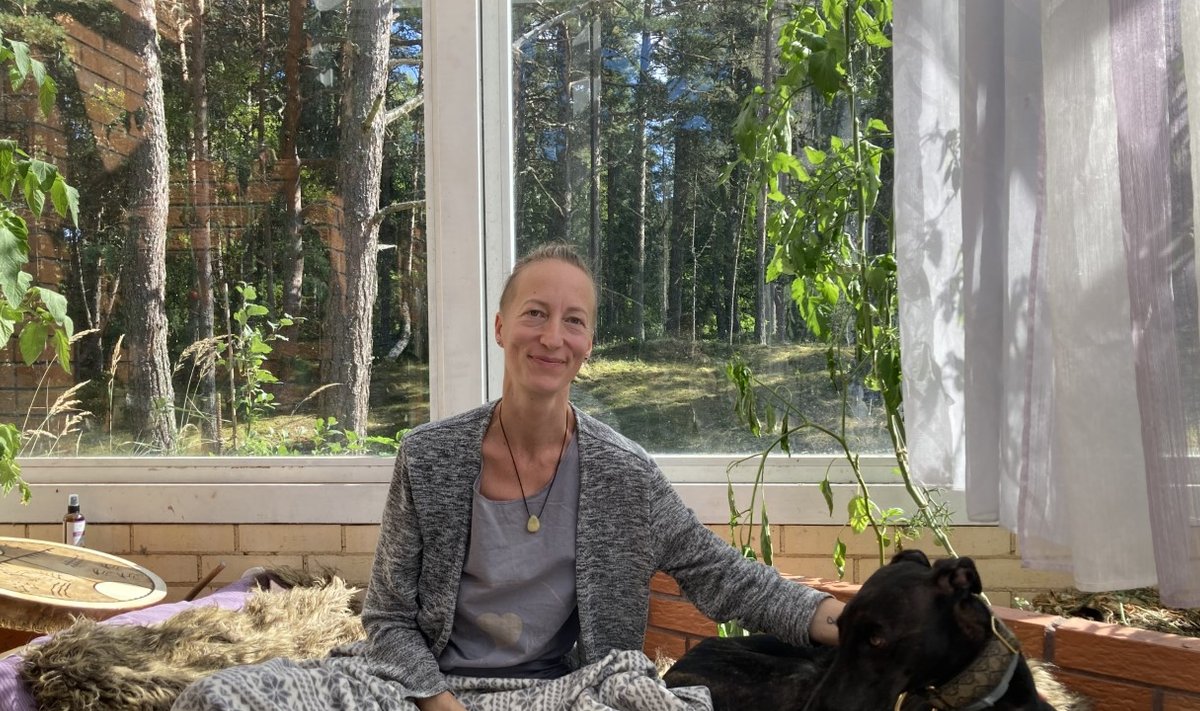 KARIN JA FRIDA: Karin Alliksaar klaasist kasvuhoones koos inglise hurda Fridaga.