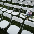 ФОТО | Семьи погибших при падении Boeing 777 разложили 298 стульев у посольства РФ в Гааге