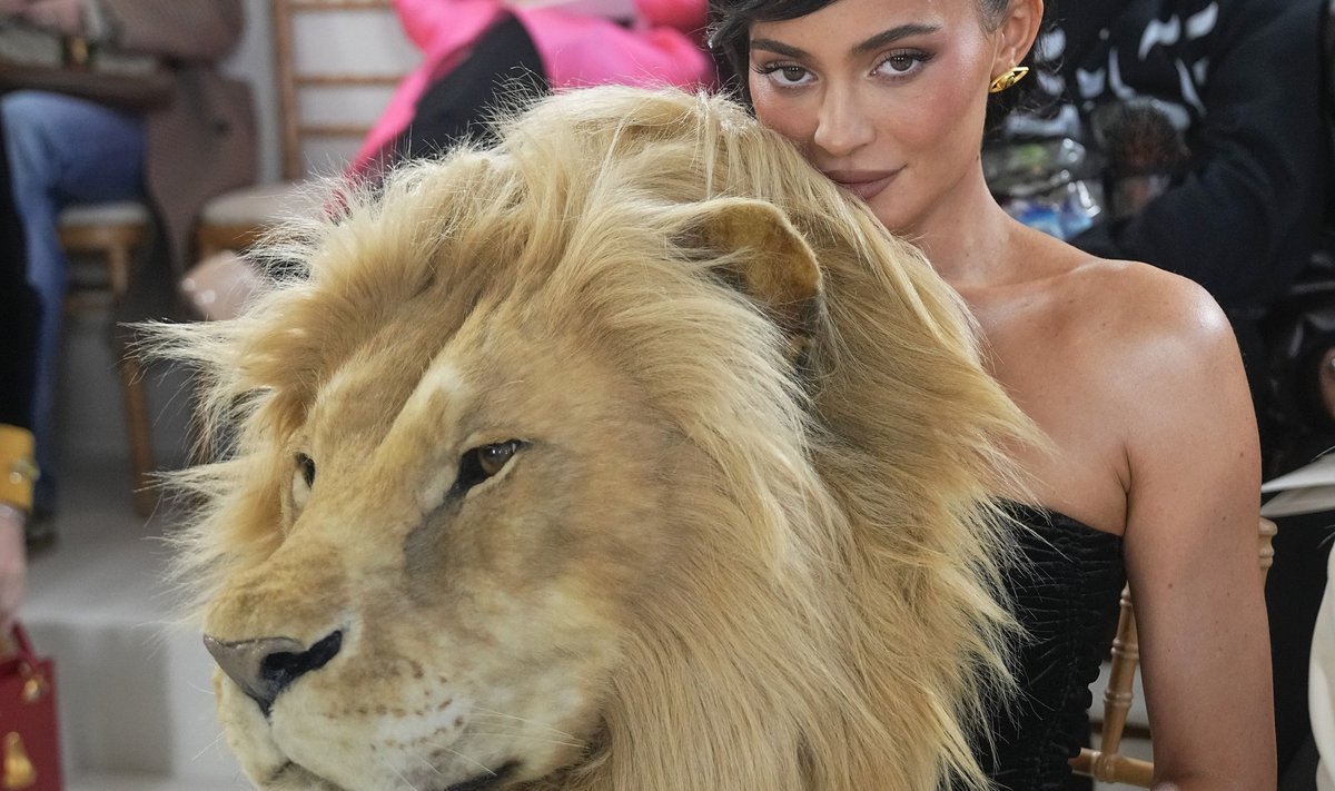 MIDAGI KOLEDAT VULGAARSUSE KUNINGANNADELE: esimesena sai morbiidse kleidi selga reality-staar ja Kimi noorem õde Kylie Jenner.