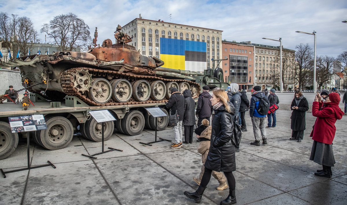 Подбитый российский танк на площади Вабадузе в Таллинне