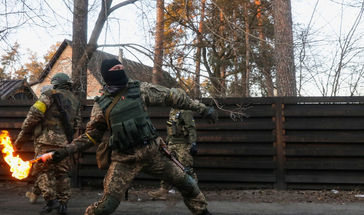ETTEVALMISTUSED: Võitleja Kiievi territoriaalkaitsest harjutab Molotovi kokteili viskamist.