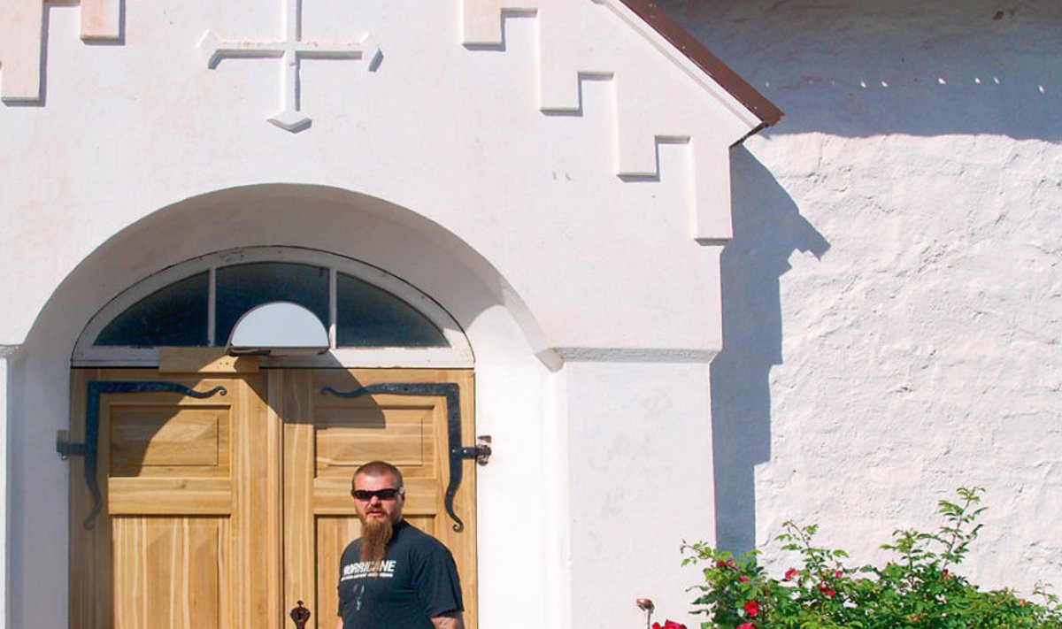 Jüri Evert sepistas Kökari kirikule uued uksehinged ning restaureeris sepistatud ukselukud. Nüüd on ta tellimusi saanud teistestki Ahvenamaa kirikutest.