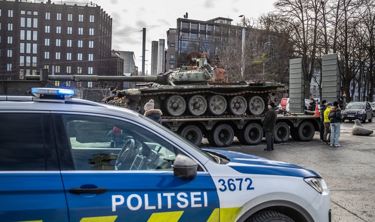 Разбитый российский танк на площади Вабадузе
