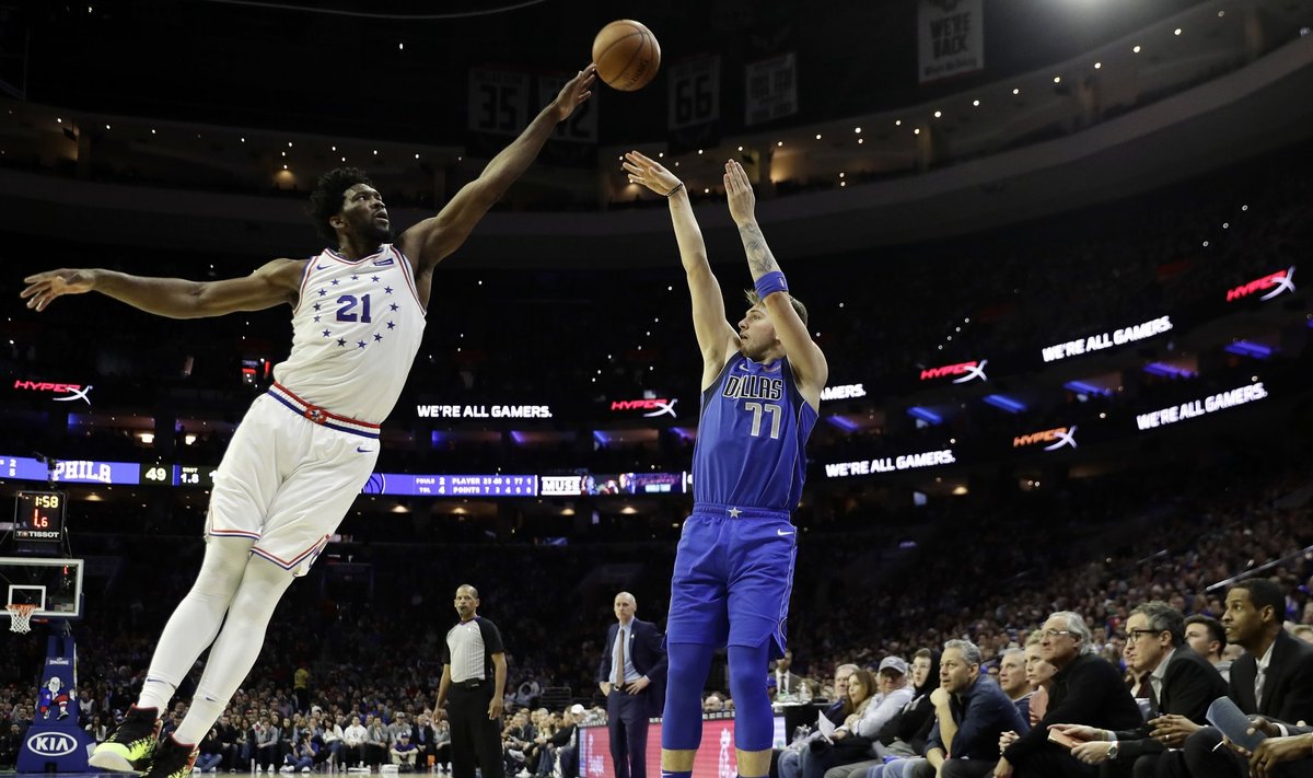 Kui Joel Embiid terve püsib, on ta võimeline Philadelphia 76ersi NBA meistriks aitama. Pildil satub tema pikkade käte ohvriks Luka Dončić.