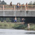 DELFI FOTOD | Peast kuumad noored jahutasid ennast Pirita sillalt alla hüpates
