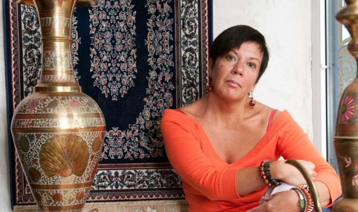 Araabia unelm: Kattri oma puhkehetkel vesipiibuga patjade ja pärsia vaipade keskel.