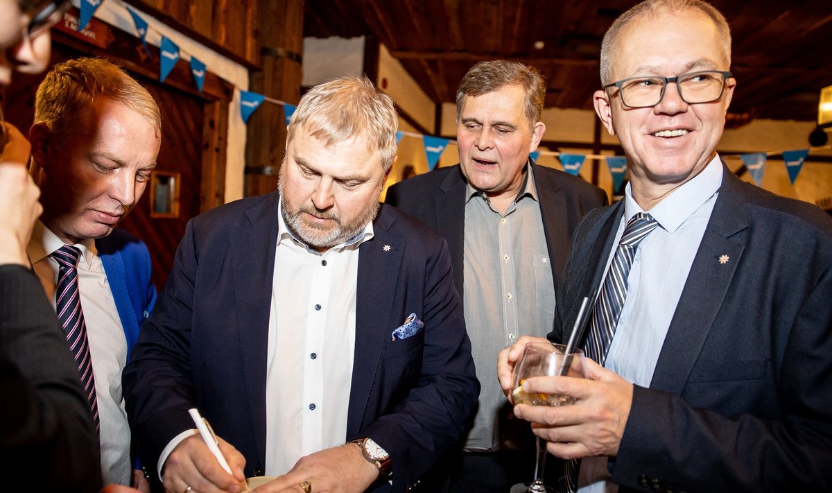 VANGERDUS: Mart Maastik (paremalt esimene) saab Riho Terrase (paremalt kolmas) koha riigikogus. Foto Isamaa valimispeolt.