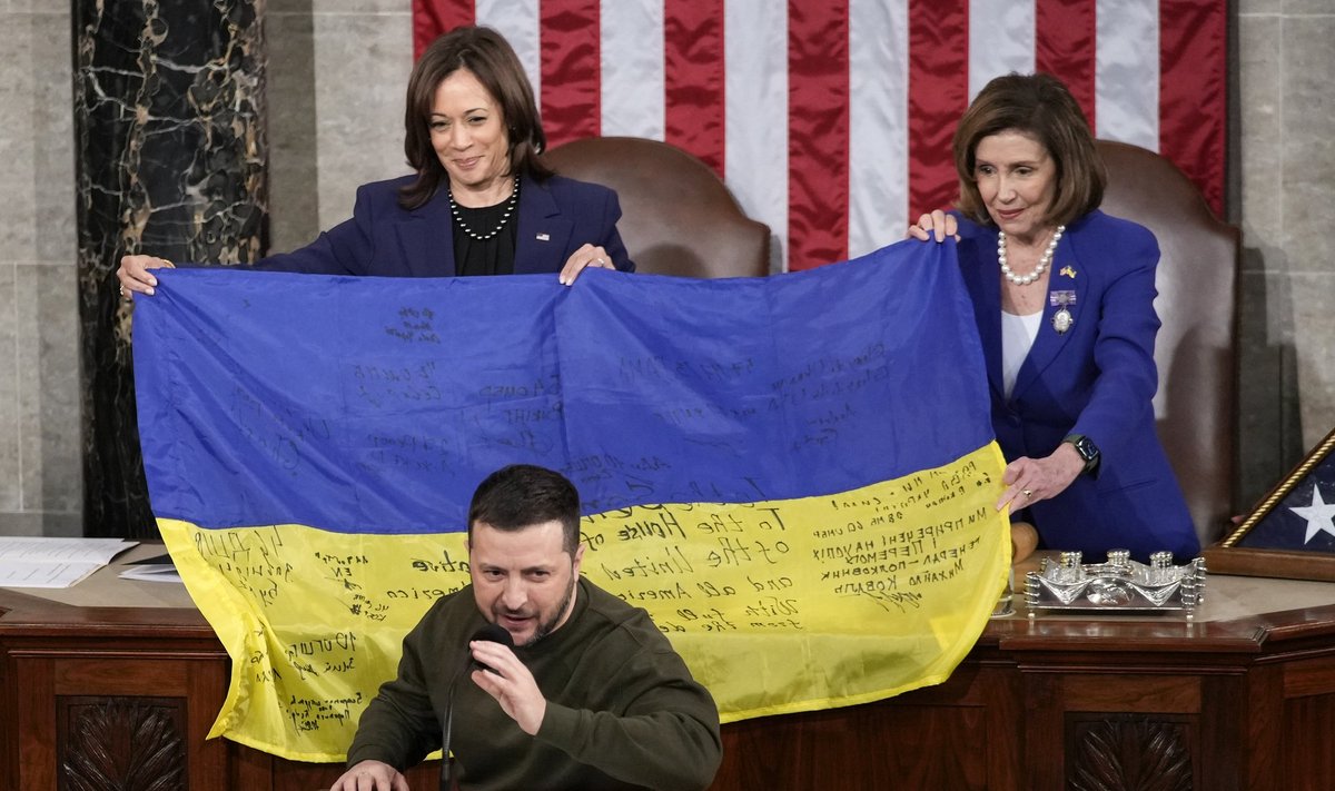 Zelenskõi kinkis ameeriklastele Bahmutis eesliinil sõdinud ukrainlaste autogrammidega Ukraina lipu.