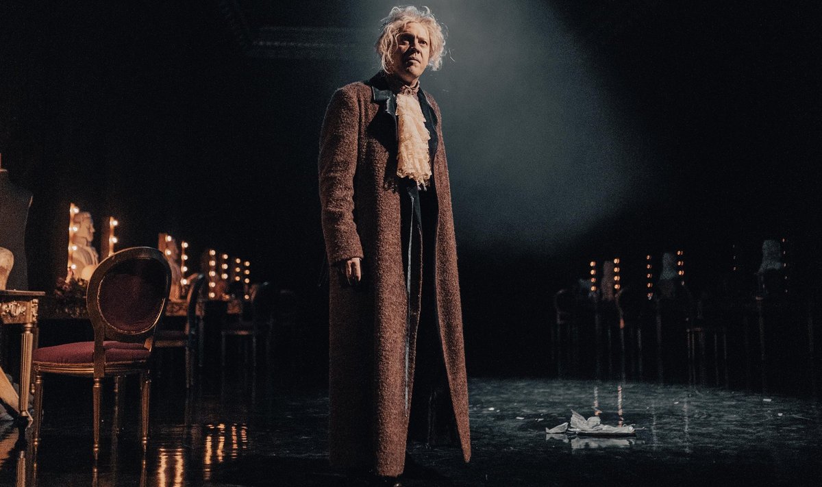 Antonio Salieri (Mait Malmsten) tahab luua täiuslikku muusikat, aga selle loomise retsepti pole olemas.