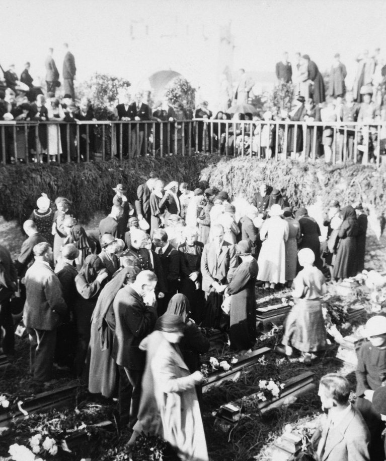 ÜLERIIGILINE LEIN: Männiku laske­moonalao plahvatuse ohvrite matused 15. juunil 1936.