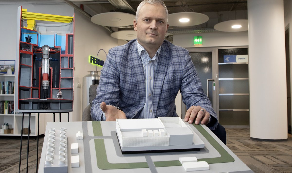EDUKAS MÜÜGIMEES: Fermi Energia juhataja Kalev Kallemets tulevase tuumajaama maketiga. Taamal paremal tuumareaktori mudel. Kallemetsa sõnul hakatakse sääraseid tootma kümnete kaupa.