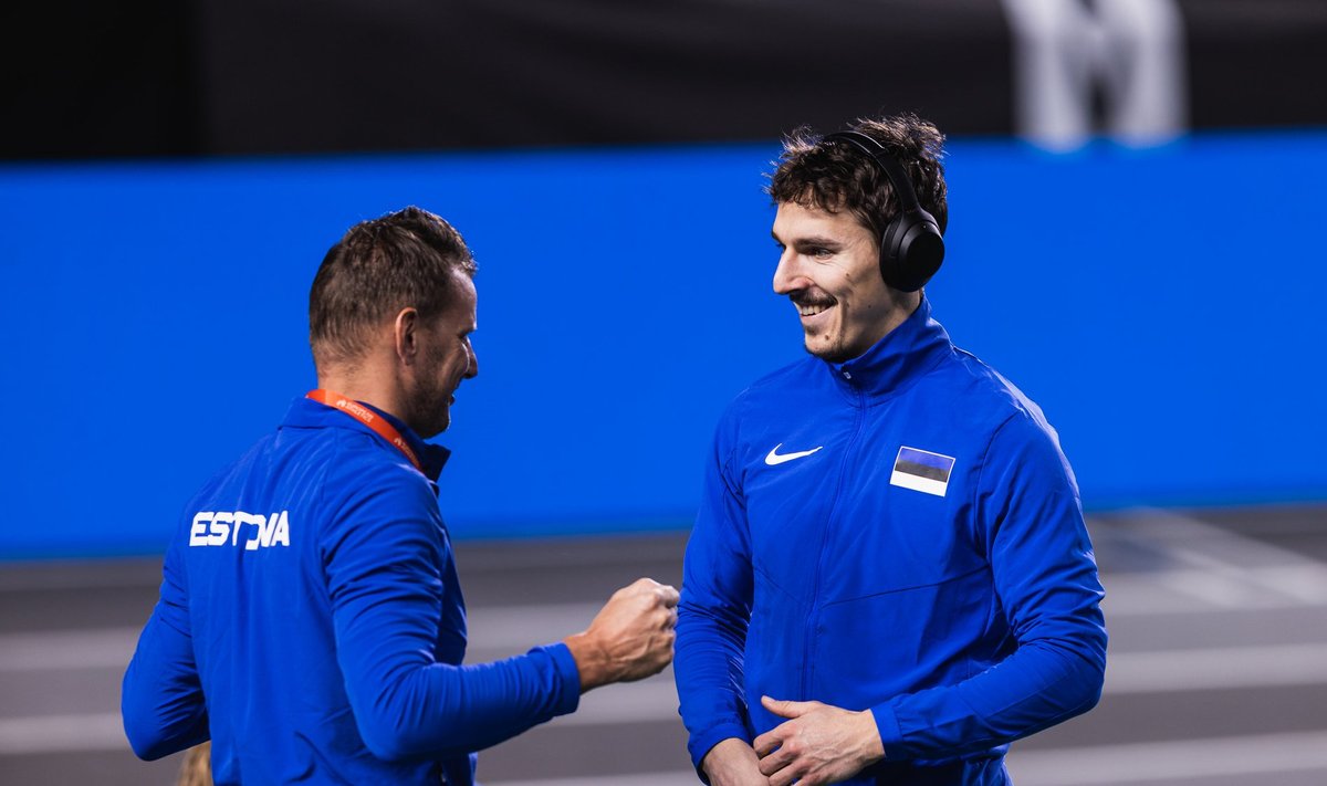 Karl Erik Nazarov (paremal) koos Eesti koondise füsioterapeudi Risto Jamnesega.