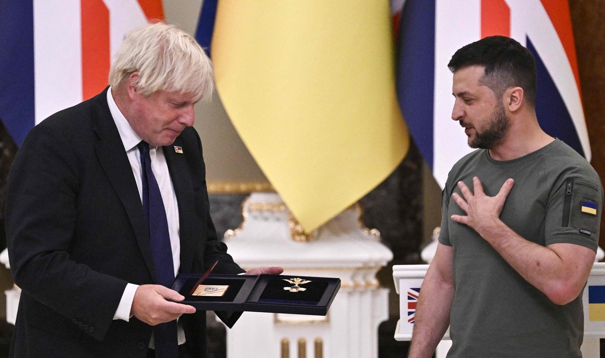 TÕELISED SÕBRAD: Augustis andis Ukraina riigipea Volodõmõr Zelenskõi ametist lahkuvale Briti peaministrile Boris Johnsonile üle Vabaduse ordeni. Johnson on sõja puhkemisest alates olnud üks Ukraina suurimaid toetajaid.