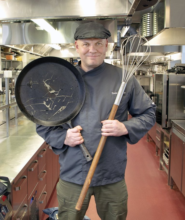 Politseikolonel Toomas Malva on 30 aastat politseis ja vanglas kriise ohjeldanud. Ta leiab, et mis see kokatöögi muud on kui kriisijuhtimine.