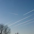 Lennukite taevasse maalitud kondensjäljed õhutavad vandenõuteooriaid