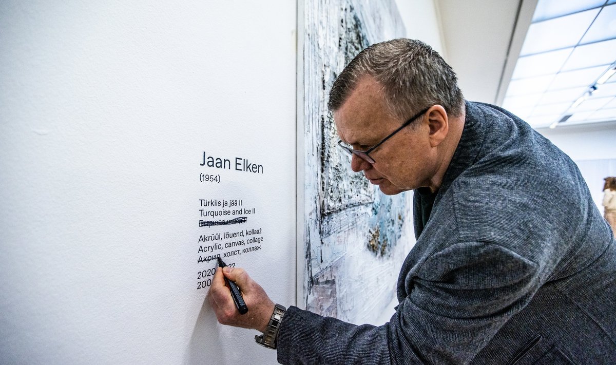Eesti Kunstnike liidu kevadnäitus Tallinna Kunstihoones. Jaan Elken kustutas oma töö juurest venekeelse tõlke.