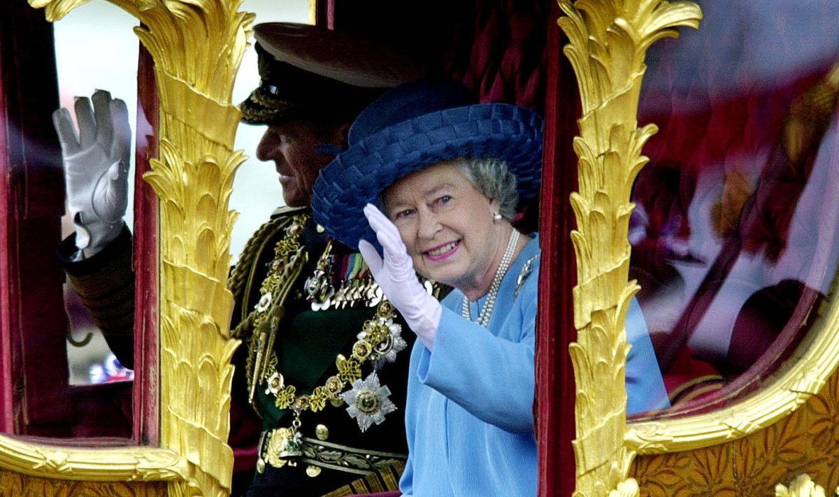 Kuninganna Elizabeth II relvadeks olid naeratused, viiped, värvikad rõivad.