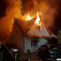 FOTO | Jõhvis põles elumaja lahtise leegiga, päästjad tõid hoonest välja ühe inimese