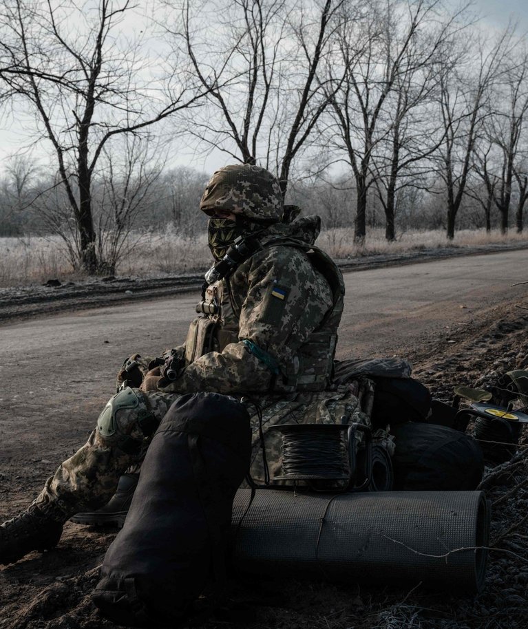 Ukraina langevarjur ja tema kaaslased maantee ääres transporti ootamas. Foto tehtud 28. jaanuaril 2023 Tšassiv Jari linnas Donetskis.