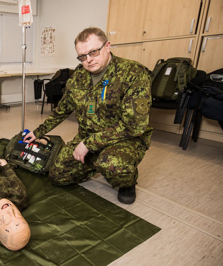 Kaitseväe Akadeemia sõja- ja katastroofimeditsiini keskuse ülem-arst kolonelleitnant Ahti Varblane rõhutab, et peale varustuse on oluline ka väljaõpe.