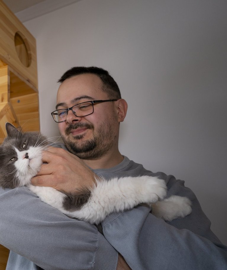 Haapsalus elav Ilshat Garipov valmistab kassidele moodulmaju ja müüb neid kõikjale maailma. Ta teab täpselt, milline maja on kassile hea, sest kasse on tal neli. Üks tuli kaasa Peterburist, teised on kohalikud, kes päästetud varjupaigast.