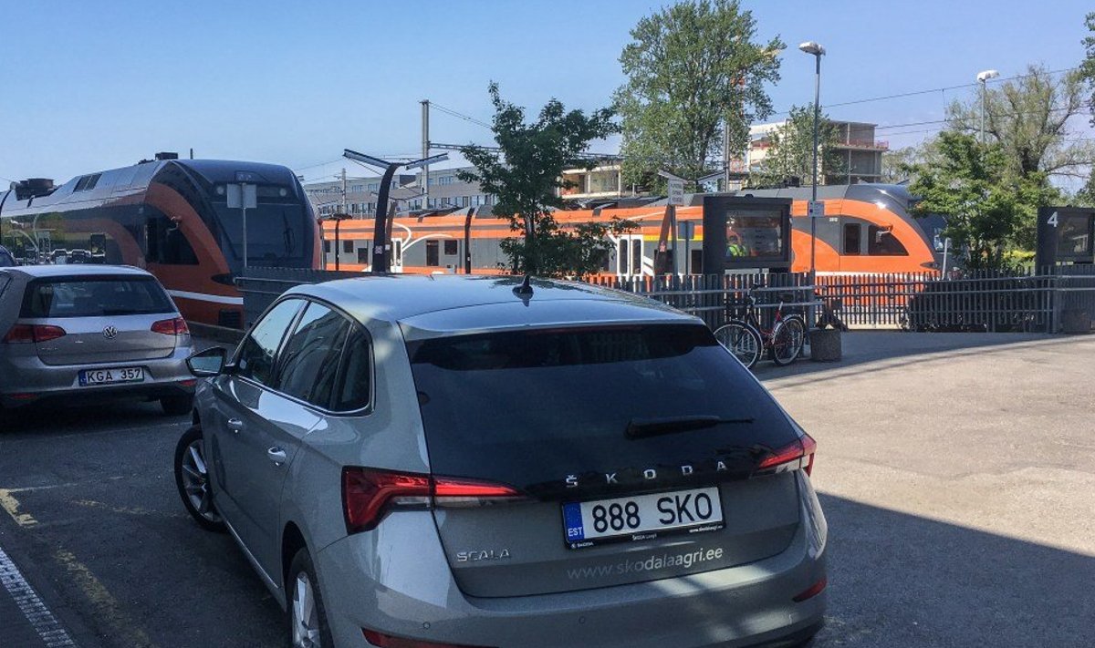Start: Škoda Scala Balti Jaamas stardipositsioonil. Rakverre minev rong on juba väljunud