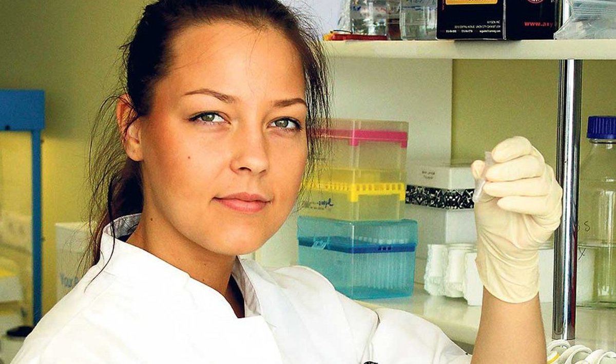 Sports Gene OÜ töötaja Siiri Sarv eraldab süljeproovist DNA-d.
