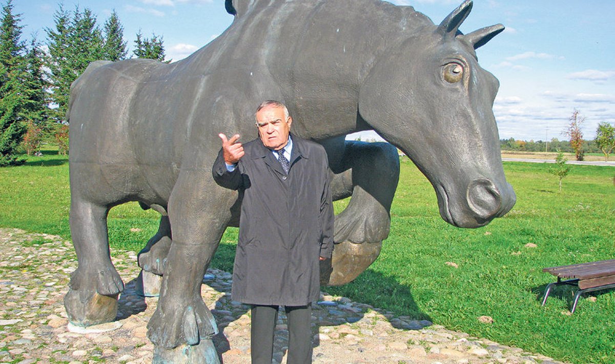 2011. aasta sügisel käis Ugo Reiljan Põltsamaal Sõpruse pargis meenutamas oma kauaaegset sõpra Ants Paju.  Pildil koos hobusega,  mis on üks osa Tauno Kangro skulptuurist  “Kalevipoeg kündmas”.