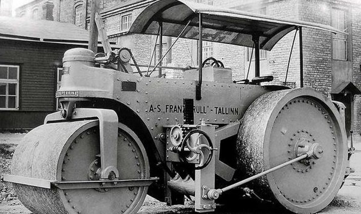 TUNTUD OMA HEADUSES: Eelmise vabariigi aegsed Krulli teedeehitusmasinad, sealhulgas teerullid, olid tehasele heaks reklaamiks.