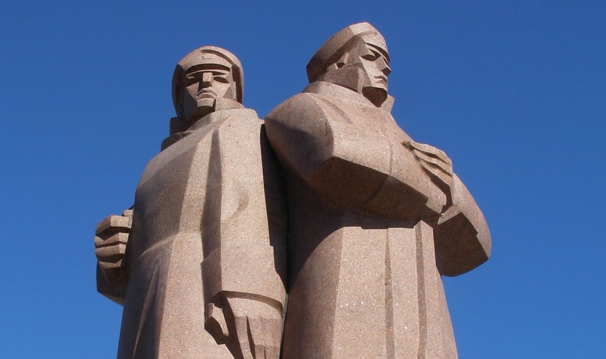 Памятник Латышским Красным стрелкам. Латвия. Рига.