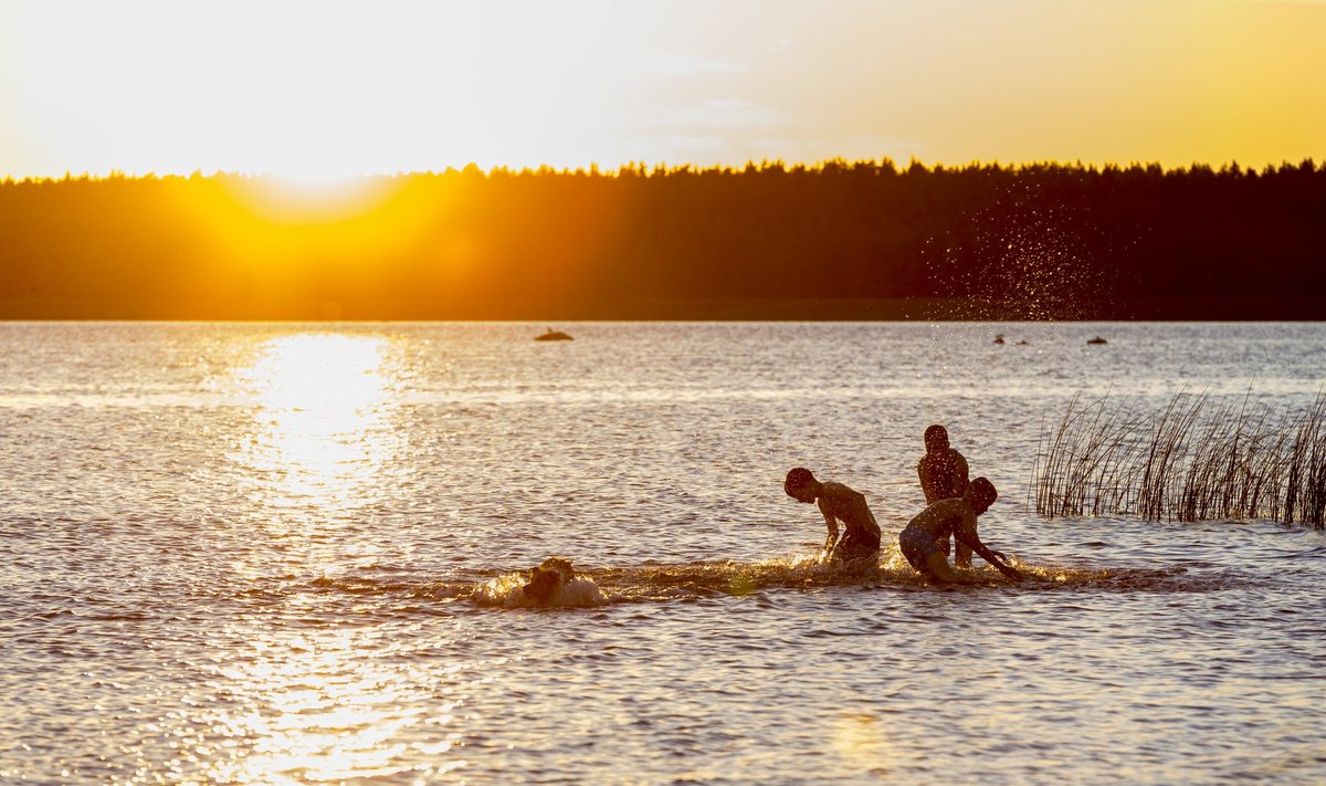 Suve hakul õpivad turva- ja asenduskodude lapsed MTÜ SEB Heategevusfondi eestvedamisel veeohutuse kohta.