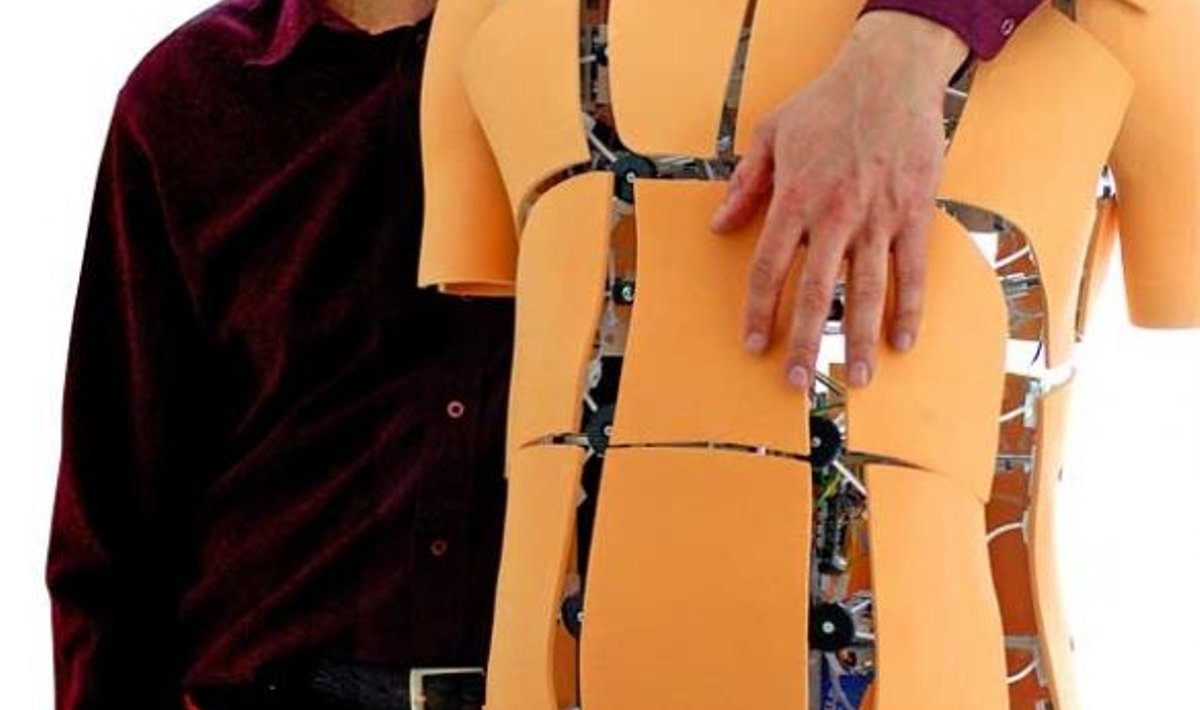 ROBOTPOISS: Alvo Aabloo ees seisab üks kolmest samas laboris välja töötatud poissrobotist, mis oskavad võtta inimese keha kuju, kui arvutisse sisestada mõõdud. (Maris Sander)