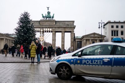 Brandenburgi värava esist Pariisi platsi kaunistab nüüd ilma tiputa jõulukuusk
